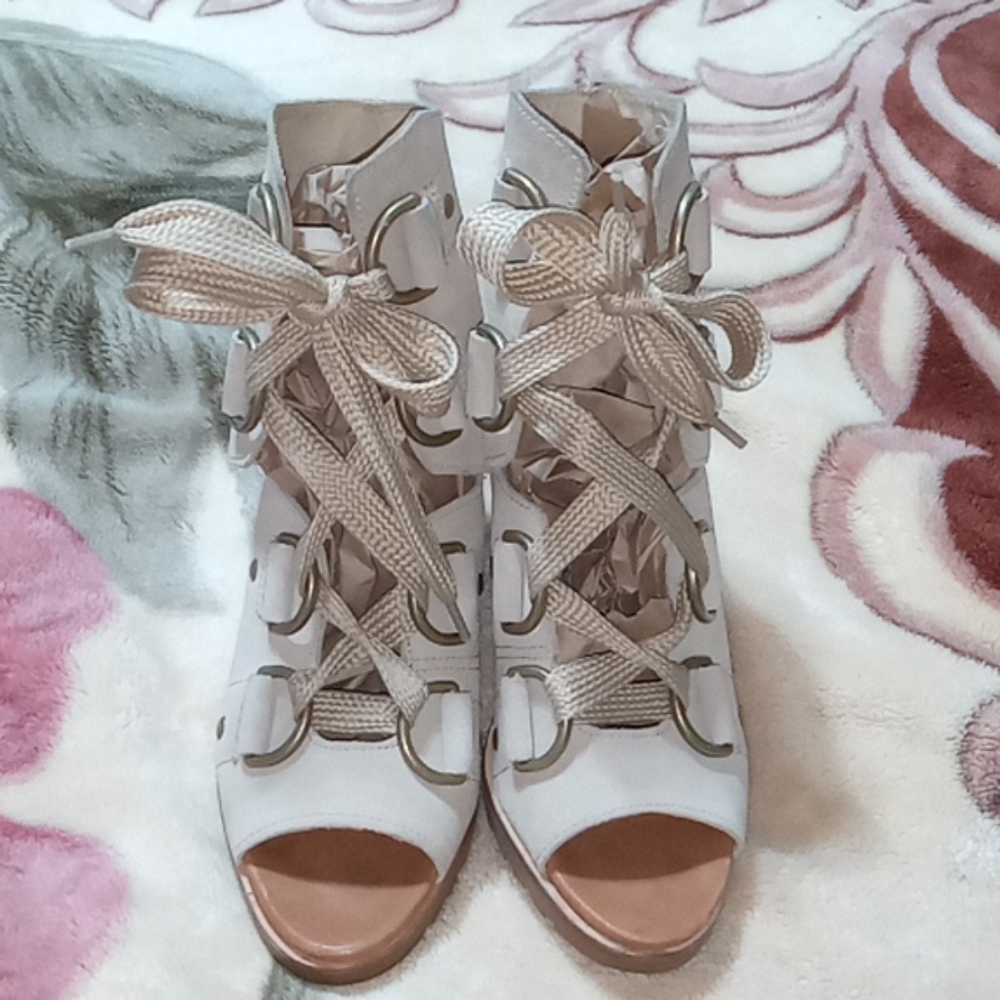 Sorel Open top lace yo bootie